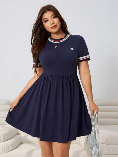 Solflare Spring/Summer New Casual Everyday Dress, Suitable For Outing, Party, Music Festival, Back To School, Graduation, Commute, Vacation, Streetwear, Home Leisure, Shopping, City Stroll, Multi-Occasion Wear. Colorblock Striped Ribbon Crew Neck Short Sleeve, Elastic Knit, Horse Embroidery, Navy Blue, Plus Size Plus Blue Dress Dress Casual Preppy Dress