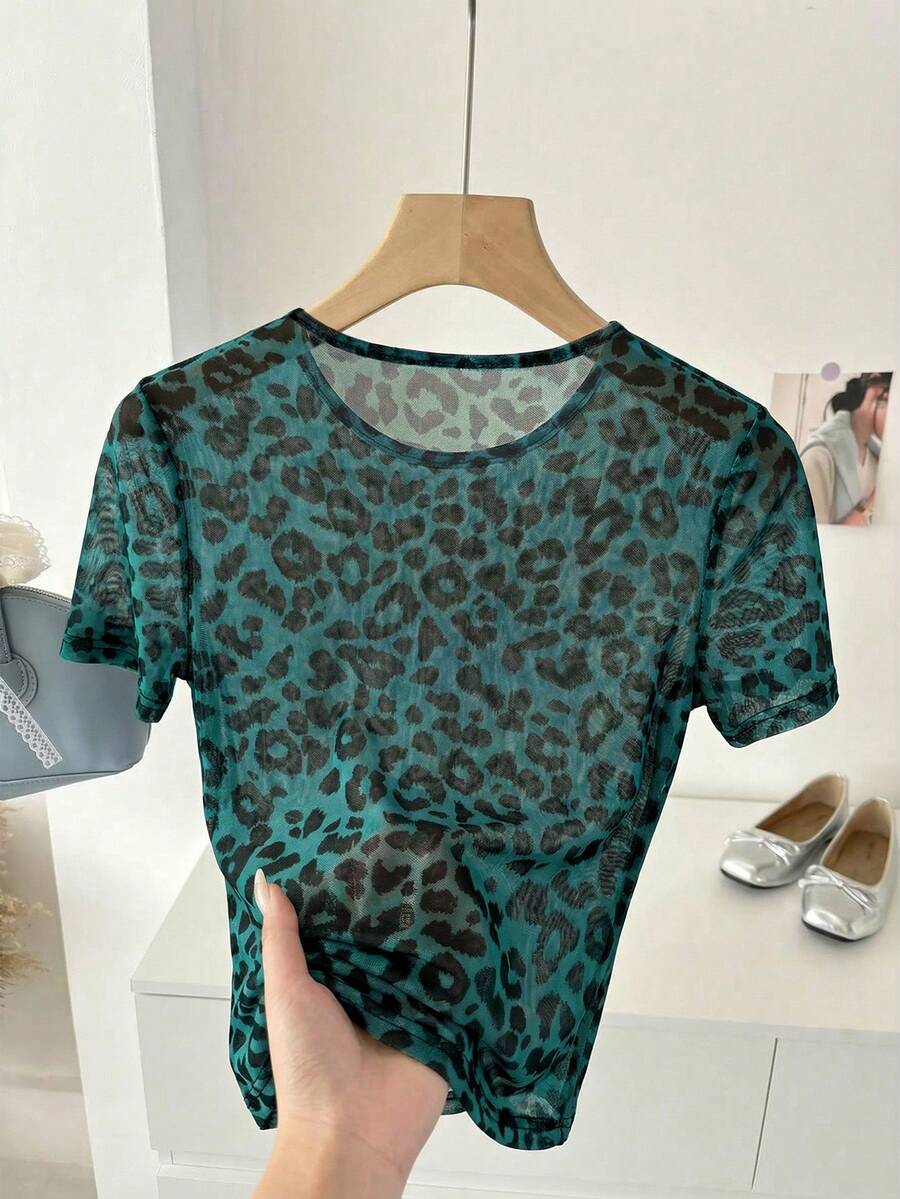 SHEIN LUNE 豹纹网眼圆领休闲通勤修身女式上衣，网眼女式上衣，女士短袖上衣，动物纹上衣，豹纹上衣，猎豹纹上衣，女士短袖上衣 - 綠色 - 查看 1