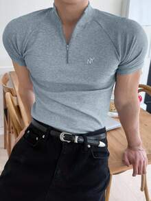 DAZY Camiseta de hombre de ajuste ceñido con mangas raglán y bordado de letras de verano en color azul neblina - Neblina azul - Ver 4