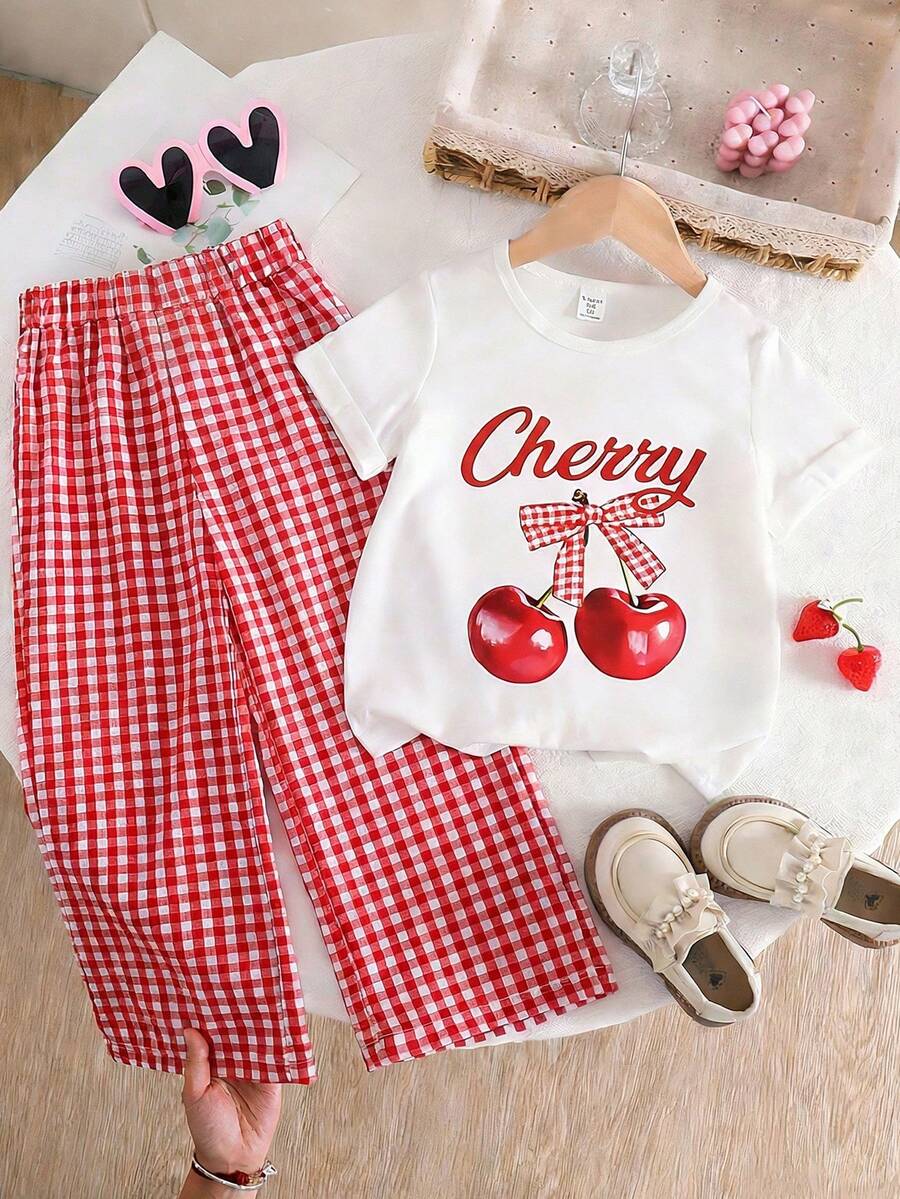 SHEIN Genkimix Kids 两件套:女童樱桃字母印花短袖T恤和格子阔腿裤,休闲套装 - 紅色 - 查看 1
