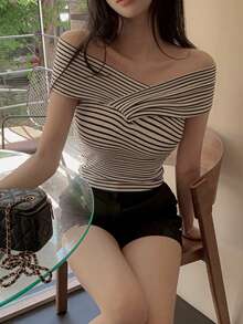 DAZY 优雅交叉露肩条纹修身上衣，小众设计高端女士T恤 - 黑與白 - 查看 3