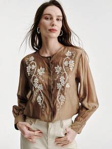 Aveloria Modichic 新款咖啡色花卉纹理刺绣圆领宽松休闲长袖衬衫，适合日常通勤、艺术展览、朋友聚会、下午茶、休闲郊游等场合。 - 棕色 - 查看 1