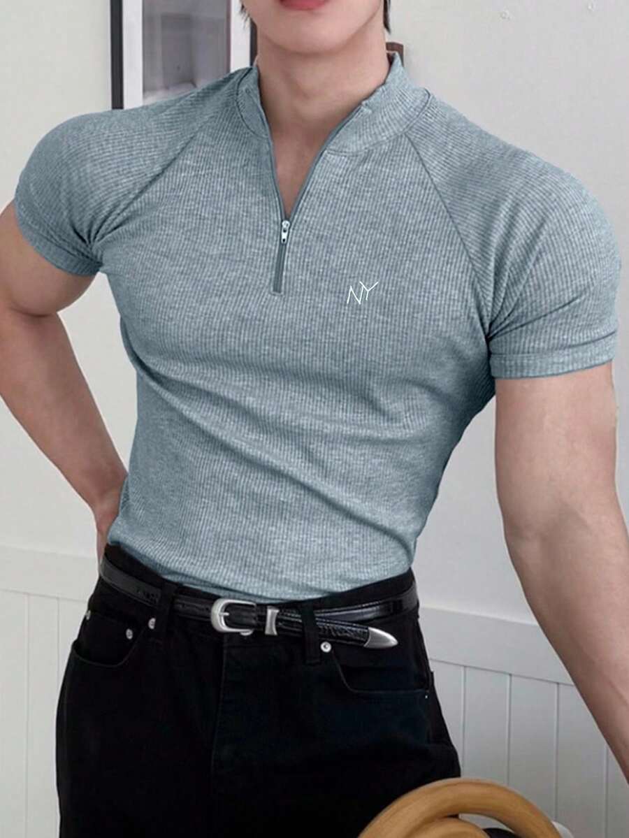 DAZY Camiseta de hombre de ajuste ceñido con mangas raglán y bordado de letras de verano en color azul neblina - Neblina azul - Ver 1
