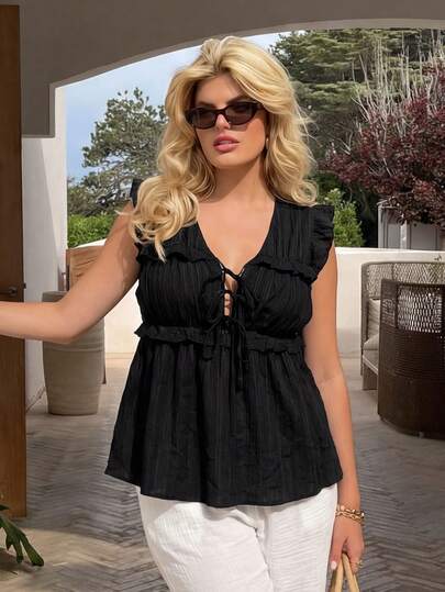 Dripcurv Svart sommartopp med fladdrande ärmar i plusstorlek för dam. Lös och avslappnad semestertopp, perfekt för sommarsemester och strandkläder.