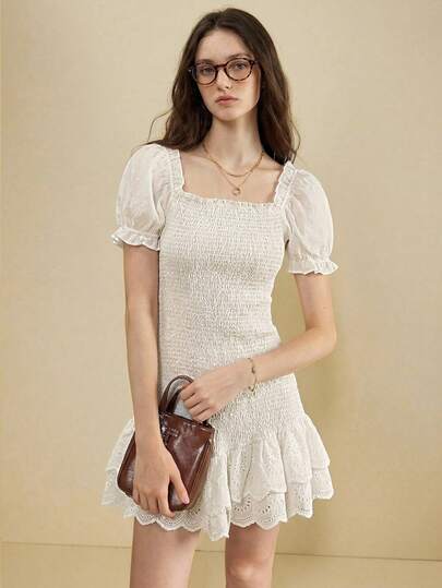 Muvela 春夏新款白色方领刺绣镂空面料花瓣袖松紧腰不对称下摆层叠荷叶边拼接复古学院风可爱甜美优雅女士连衣裙