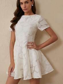 Revavyn 优雅镂空玫瑰花卉波浪下摆修身短袖连衣裙（女款） - 杏色 - 查看 4