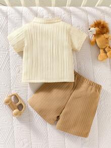 SHEIN Bộ quần áo trẻ sơ sinh, mùa hè, đơn giản nhưng thanh lịch cho bé trai sơ sinh. Áo sơ mi màu be kẻ sọc dọc nâu trắng có túi kèm quần short cùng màu. - Cà phê nâu - Xem 3