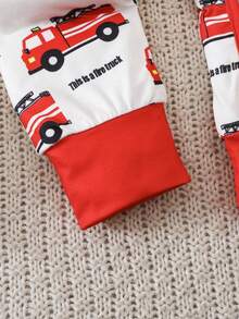 SHEIN Playful Pals Bộ đồ liền thân dài tay cho bé trai mùa xuân hè, kiểu dáng rộng rãi, dễ thương và năng động, mang hơi hướng giáo dục. Họa tiết in chữ xe cứu hỏa màu đỏ trắng, thích hợp mặc ngoài trời. Thiết kế khóa kéo. Thời trang và thoải mái. Thanh lịch. Phù hợp cho thư giãn tại nhà, đi dạo và các hoạt động hàng ngày như tham quan triển lãm chủ đề về lửa. - Đỏ - Xem 6