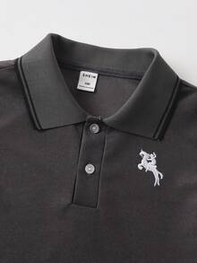 SHEIN 少年骑士刺绣图案休闲百搭日常短袖Polo衫 - 深灰色 - 查看 4