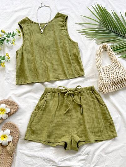 Soleia 女士度假休闲宽松露背系带A字型吊带背心，搭配带口袋的松紧腰休闲短裤，沙滩/海边女士夏季两件套短款套装，适合度假穿着。