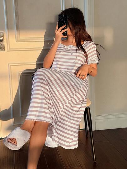 SHEIN Napfluff Áo ngủ nữ dáng rộng, họa tiết sọc và hoa, phối ren tương phản, cổ vuông, tay ngắn.