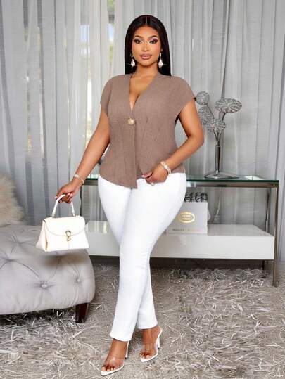 SOLERSUN Blusa de mujer de talla grande con cuello en V profundo, abotonada, con volantes y mangas cortas, con bajo asimétrico. Presenta un estilo relajado y casual. Adecuada para el día a día, ocasiones modernas, vacaciones y el Día de San Patricio.