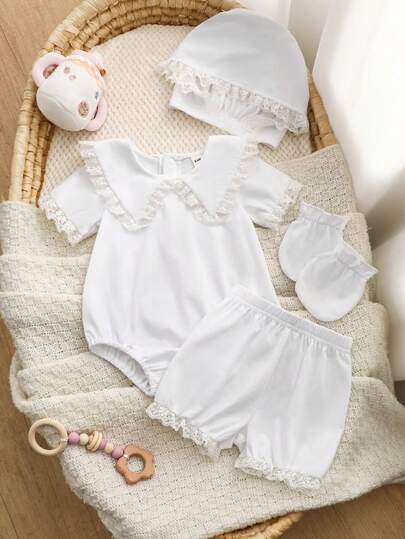 SHEIN Set de regalo para recién nacido, 4 piezas de algodón con trazabilidad: pelele de manga corta, pantalones cortos tipo bombacho, gorro y manoplas, adecuado para baby shower, fiesta, vacaciones, sesión de fotos, diseño lindo, suave, cómodo, dulce, lujoso, con cuello con volantes y hombros abiertos