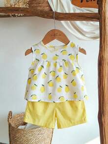 SHEIN Vintaside Kids 女童两件套夏季圆领无袖上衣搭配红色短裤。清新红白撞色，梭织面料，宽松版型。风格甜美、优雅、田园风，通体印有樱桃图案，活泼可爱。适合日常外出、上下学、参加派对、生日聚会、度假旅行等场合。 - 黃色 - 查看 5