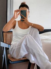 DAZY Bộ đồ ngủ mùa hè 2 món gồm áo hai dây màu trơn và quần ống đứng kẻ caro dành cho nữ. - trắng - Xem 5