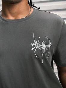 Modcrash Camiseta de manga corta de cuello redondo con estampado de letra y araña, informal para hombres, para verano - Gris Oscuro - Ver 8
