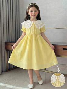 SHEIN Vestido amarillo de estilo princesa francés dulce para niñas jóvenes, hecho de tela suave con sensación ligera y fluida, decorado con cuello de encaje, acentos de botones blancos, mangas con volantes, cintura plisada para una silueta ajustada, diseño fluido y fresco, vestido de manga corta, adecuado para ocasiones casuales de primavera/verano como parque, picnic, salida familiar, escuela, ligero - Amarillo - Ver 1