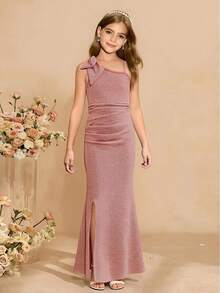 SHEIN Vestido rosa elegante e minimalista para meninas pré-adolescentes, com ombros assimétricos, sem mangas, cintura alta assimétrica, fenda longa, cor sólida, tecido metálico brilhante e detalhe de laço sofisticado. Ideal para formaturas e festas de fim de ano. Perfeito para aniversários e Natal. - Rosa - Ver 4
