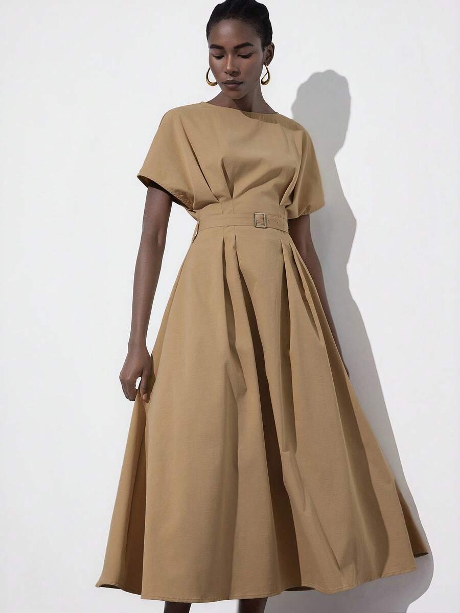 Aveloria Modichic 极简主义缝线驼色连衣裙，宽松蝙蝠袖，腰带，高腰褶裥设计，喇叭裙摆，涤纶混纺面料，柔软垂坠，适合工作场所、商务会议、下午约会、都市休闲和艺术展览，展现实用舒适与知性优雅。 - 卡其色 - 查看 1