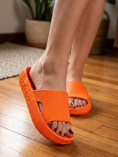 Sandalias cómodas de EVA para mujer en rosa brillante para uso diario, con suela texturizada y punta abierta, sandalias informales de playa para mujer, chanclas texturizadas a la moda.