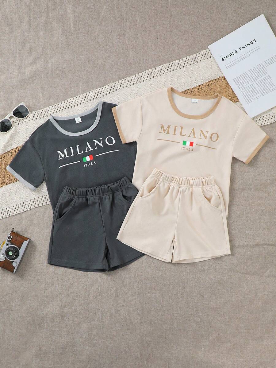 SHEIN 男童休闲宽松短袖T恤短裤套装，4件装，灰色、深灰色、杏色可选，印有“MILANO”字样和旗帜元素，舒适百搭，适合休闲、居家、外出、上学、度假、兄弟姐妹搭配，夏季穿着。 - 彩色 - 查看 1