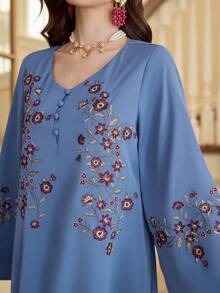 Al Najma 女士优雅花卉刺绣V领喇叭袖阿拉伯风格连衣裙，秋季 - 藍色 - 查看 8