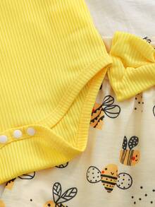 SHEIN Playful Pals 2件套新生女婴无袖罗纹针织连体衣，荷叶边装饰，搭配松紧腰蜜蜂印花A字裙，饰有蝴蝶结，可爱休闲夏季套装，含发带，适合日常外出、旅行、公园、拍照等场合。 - 黃色 - 查看 4