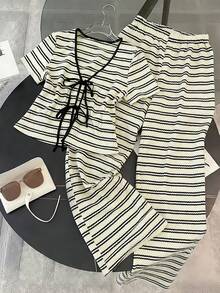 SHEIN PETITE 女士优雅杏色和黑色条纹V领蝴蝶结腰带短袖修身上衣 + 女士优雅杏色和黑色条纹修身长裤，春夏款 - 彩色 - 查看 1