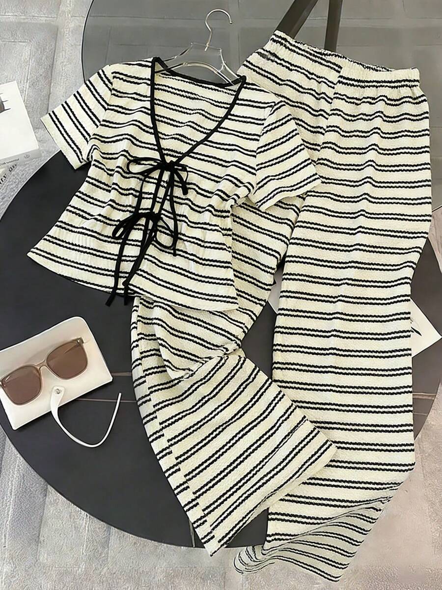 SHEIN PETITE 女士优雅杏色和黑色条纹V领蝴蝶结腰带短袖修身上衣 + 女士优雅杏色和黑色条纹修身长裤，春夏款 - 彩色 - 查看 1