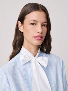 Nöista 浅色条纹衬衫，宽松版型，搭配超大领结和装饰性打结纽扣。甜美复古，是春夏日常穿着和休闲通勤的理想之选。 - 卡其色 - 查看 7