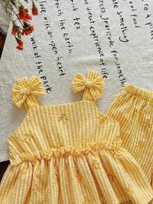 SHEIN LMoss Kids Bộ đồ mùa hè dễ thương cho bé gái gồm áo hai dây kẻ sọc hồng và quần cạp chun, bộ đồ hai mảnh màu vàng chanh cho bé gái, bộ đồ kẻ caro vàng, bộ đồ màu vàng cho bé gái, bộ đồ màu vàng cho bé. - Màu vàng - Xem 3