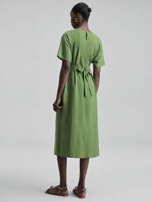 Ontre 女士绿色舒适透气亚麻修身露肩短袖连衣裙，优雅婚礼宾客装扮，简约浪漫法式时尚奢华都市商务休闲办公装，低调复古高端通勤机场邮轮中东节日必备，高品质百搭季节性婚礼系列连衣裙 - 綠色 - 查看 7