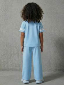 SHEIN Casuvi Kids Ensemble Casuvi pour enfants, printemps/été, filles, 2 pièces : haut tricoté bleu col en V avec imprimé numérique et lettres, assorti à un pantalon à taille élastique avec imprimé lettres, décontracté et confortable pour les sorties, la maison et le port quotidien - Bleu azur - Voir 2