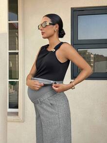 MaterniWear 孕妇夏季工作灰色西装裤，采用弹性腰带设计，穿着舒适，不会勒紧孕肚。可调节腰围，配有口袋，休闲宽松版型，适合日常穿着，尽显复古通勤风范。 - 黑色 - 查看 6