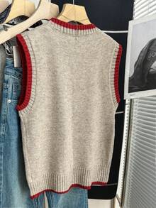 SHEIN Franclia 新款燕麦色撞色爱心针织背心，圆领配红色滚边，宽松版型，柔软针织面料，撞色爱心提花图案，无袖设计，青春甜美风，复古爱心元素，适合春季叠穿、校园、约会、日常穿着，百搭单品，爱心元素增添活力，撞色吸睛，宽松版型修身，展现韩系软妹风的慵懒气质，内搭衬衫更添甜美，搭配百褶裙打造甜美造型，或搭配牛仔裤打造甜中带酷的混搭风。 - 彩色 - 查看 2