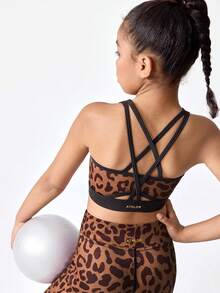 SHEIN Conjunto deportivo de estampado de leopardo para niñas preadolescentes, sujetador deportivo y conjunto de shorts de moda, adecuado para entrenamiento, yoga, uso casual - Multicolor - Ver 1