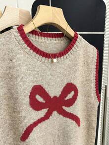 SHEIN Franclia 新款燕麦色撞色爱心针织背心，圆领配红色滚边，宽松版型，柔软针织面料，撞色爱心提花图案，无袖设计，青春甜美风，复古爱心元素，适合春季叠穿、校园、约会、日常穿着，百搭单品，爱心元素增添活力，撞色吸睛，宽松版型修身，展现韩系软妹风的慵懒气质，内搭衬衫更添甜美，搭配百褶裙打造甜美造型，或搭配牛仔裤打造甜中带酷的混搭风。 - 卡其色 - 查看 4