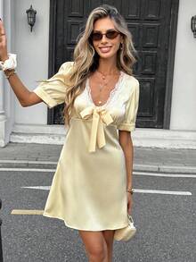 Pariaura 女士V领蕾丝蝴蝶结装饰荷叶边优雅修身短连衣裙，适合约会和派对 - 奶油色 - 查看 4