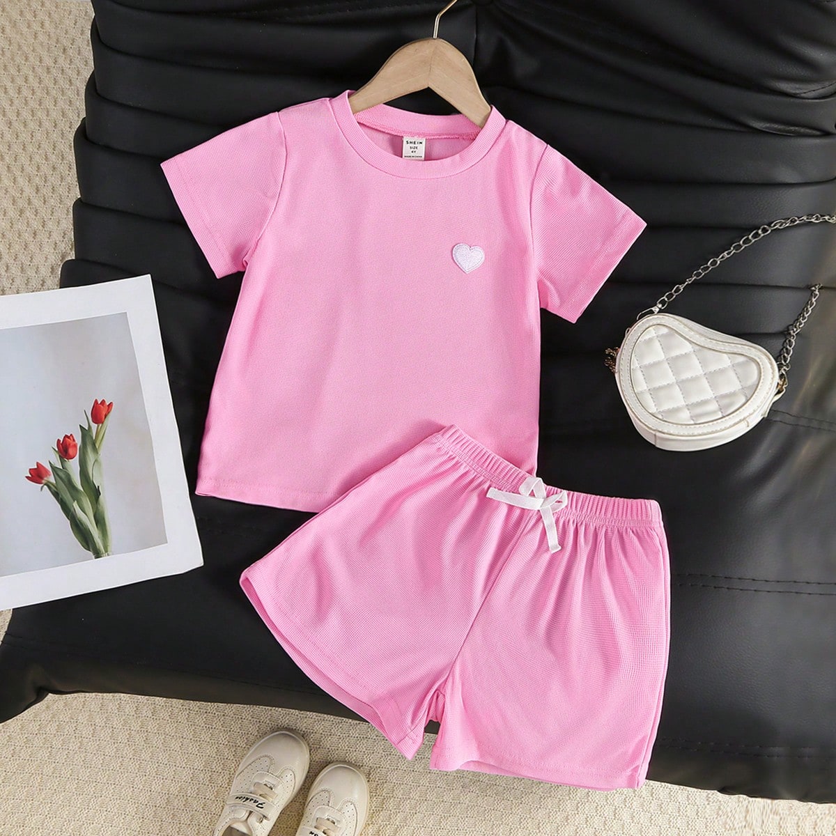 Conjunto de blusa de manga corta con bordado de corazón lindo para niñas, conjunto deportivo casual y de moda para uso diario, al aire libre, vacaci