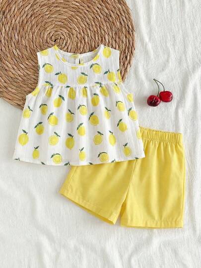 SHEIN Vintaside Kids 女童两件套夏季圆领无袖上衣搭配红色短裤。清新红白撞色，梭织面料，宽松版型。风格甜美、优雅、田园风，通体印有樱桃图案，活泼可爱。适合日常外出、上下学、参加派对、生日聚会、度假旅行等场合。