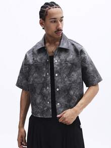 SUMWON Áo sơ mi nam tay ngắn cài cúc, họa tiết da cá sấu và thiết kế hình chữ thập Gothic phía sau, dáng regular fit, thích hợp mặc mùa hè. - Xám - Xem 2