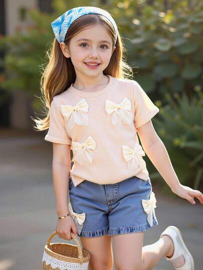 SHEIN Genkimix Kids Conjunto casual para niñas: Blusa de manga corta color caqui claro con acento de lazo 3D, shorts de mezclilla azul, lindo y dulce atuendo diario para el verano