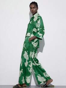 Frievida 轻松度假风，休闲日常穿搭，大碎花图案，宽松廓形，宽袖阔腿裤，轻盈丝滑的亚麻混纺面料，透气舒适，适合度假、周末聚会、艺术展览、夏季户外活动和居家生活，打造轻松舒适、自然清新的时尚风格。亚麻混纺面料，宽松纽扣衬衫，侧开衩设计，搭配松紧腰阔腿裤，两件套。 - 綠色 - 查看 3