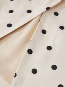 Revavyn 黑色波点印花西装外套，高级定制工艺，复古波普艺术风格，适合工作、日常穿着，春秋季节皆宜。翻领设计，单排扣，修身剪裁，采用顺滑的涤纶面料。时尚关键词：波点西装外套、独特外套、时尚单品、奢华外观、经典复古、春秋季外套、百搭设计、轻盈舒适、欧美流行风格。OL通勤必备波点时尚优雅西装外套，设计元素丰富。 - 米色 - 查看 7