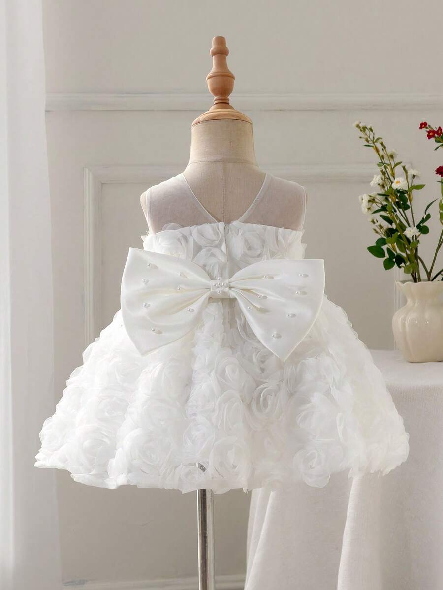 SHEIN Glamorique Kids 女婴粉色3D立体花朵连衣裙,网纱缎面花瓣袖,后背蝴蝶结串珠派对礼服,玫瑰花幼儿婚礼花童礼服,女婴生日选美礼服 - 白色 - 查看 1