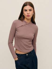 Nöista 这款优雅的罗纹针织上衣采用修身剪裁和不对称领口设计，饰以撞色滚边和金属纽扣。精致而充满女性魅力，是优雅装扮、派对造型和节日晚宴的理想之选。 - 淺灰紫 - 查看 3