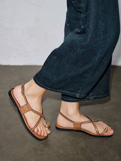 棕色方头金属扣装饰休闲平底罗马凉鞋，适合通勤和日常穿着