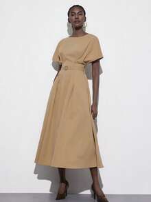 Aveloria Modichic 极简主义缝线驼色连衣裙，宽松蝙蝠袖，腰带，高腰褶裥设计，喇叭裙摆，涤纶混纺面料，柔软垂坠，适合工作场所、商务会议、下午约会、都市休闲和艺术展览，展现实用舒适与知性优雅。 - 卡其色 - 查看 3