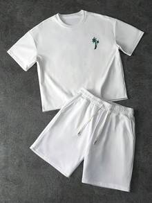 Manfinity Roghcode 男士夏季度假休闲热带标语印花宽松T恤和抽绳短裤套装，椰树、海边和太阳图案3D立体印花度假T恤套装，春夏皆宜，适合夏季、度假、复古风、外出、派对、节日等场合，也是送给男友的礼物。 - 白色 - 查看 2