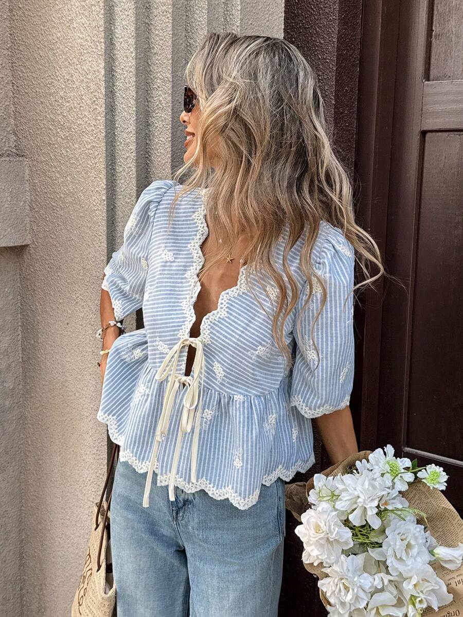 SHEIN PariChic 夏季精选:蓝色法式V领衬衫——饰有泡泡袖、蕾丝花边、精致刺绣和束腰抽绳,这款凸显腰身的露脐上衣轻松展现女性柔美气质。蓝白相间上衣,浅蓝色衬衫,春季衬衫,夏季衬衫,荷叶边衬衫,女士衬衫,休闲优雅女士夏季上衣,法式衬衫,女士春季穿搭,女士夏季穿搭。 - 藍白色 - 查看 1